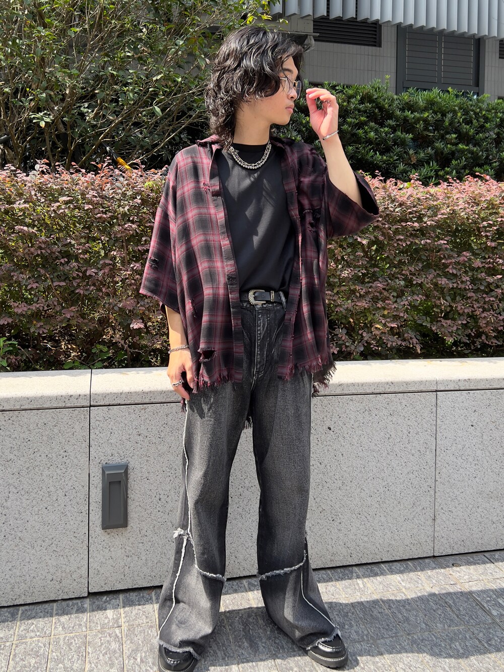 レッド系のシャツ/ブラウス、ブラック系のデニムパンツを着用したメンズの夏コーディネートの3枚目の写真