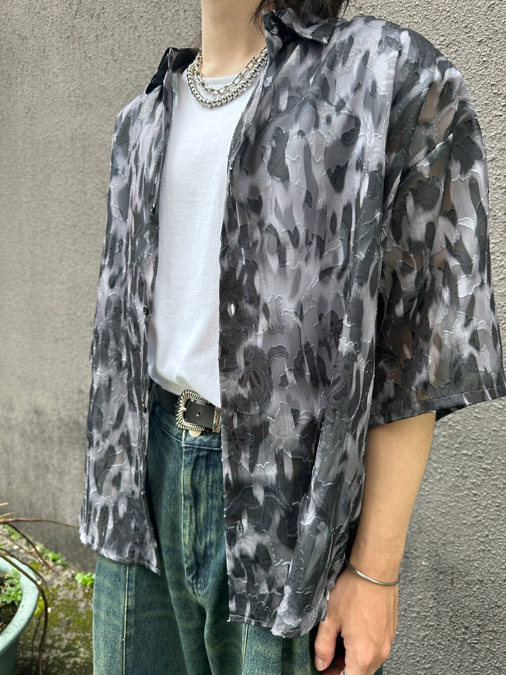 ブラック系のシャツ/ブラウス、ブルー系のデニムパンツを着用したメンズの夏コーディネートの3枚目の写真