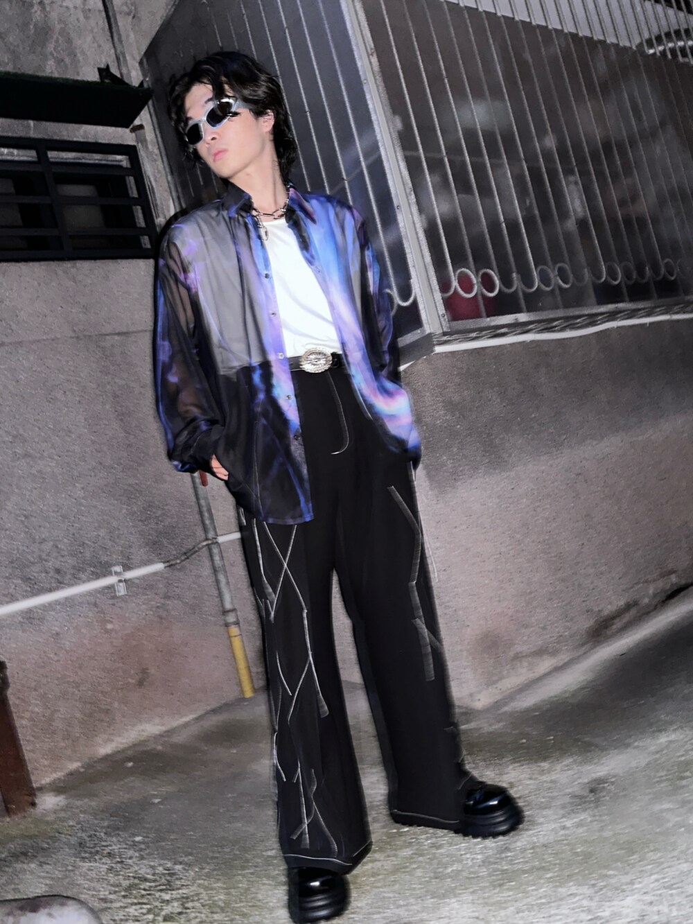 パープル系のシャツ/ブラウス、ブラック系のスラックスを着用したメンズの夏コーディネートの2枚目の写真