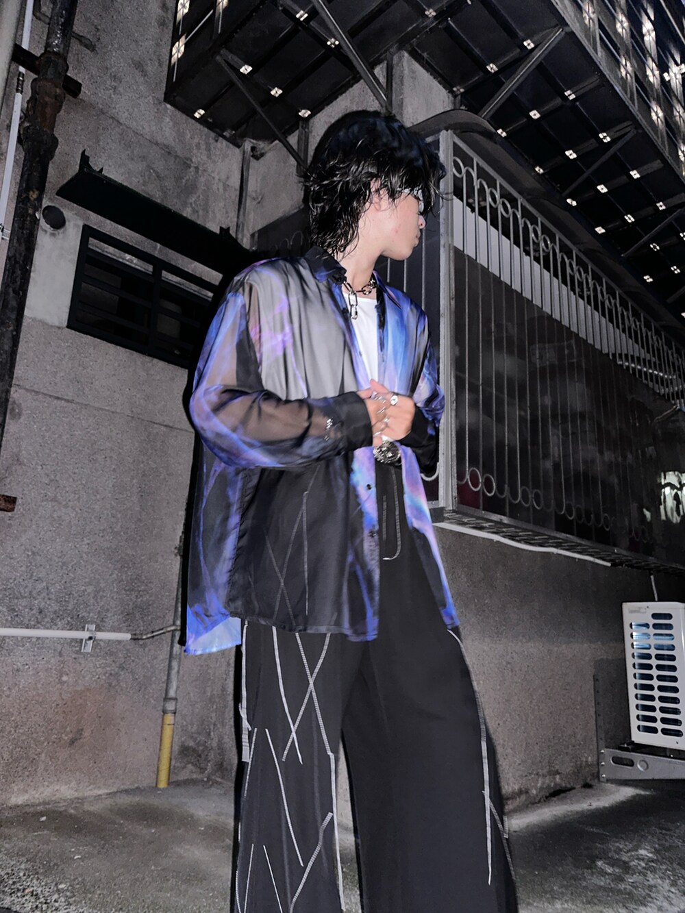 パープル系のシャツ/ブラウス、ブラック系のスラックスを着用したメンズの夏コーディネートの4枚目の写真