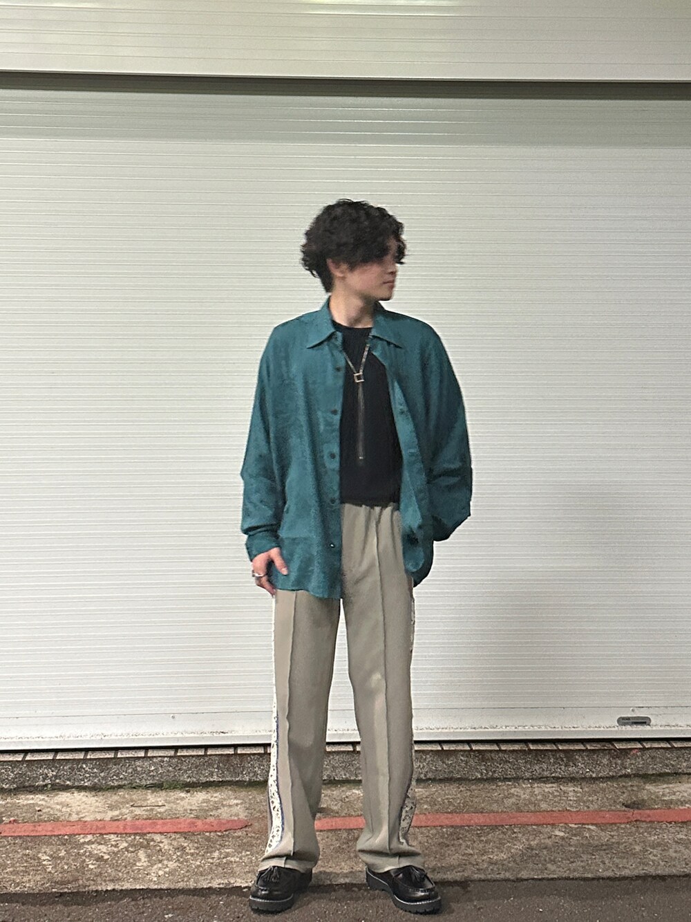 その他のパンツ、グリーン系のシャツ/ブラウス、ブラック系のその他シューズを着用したメンズの夏コーディネートの2枚目の写真