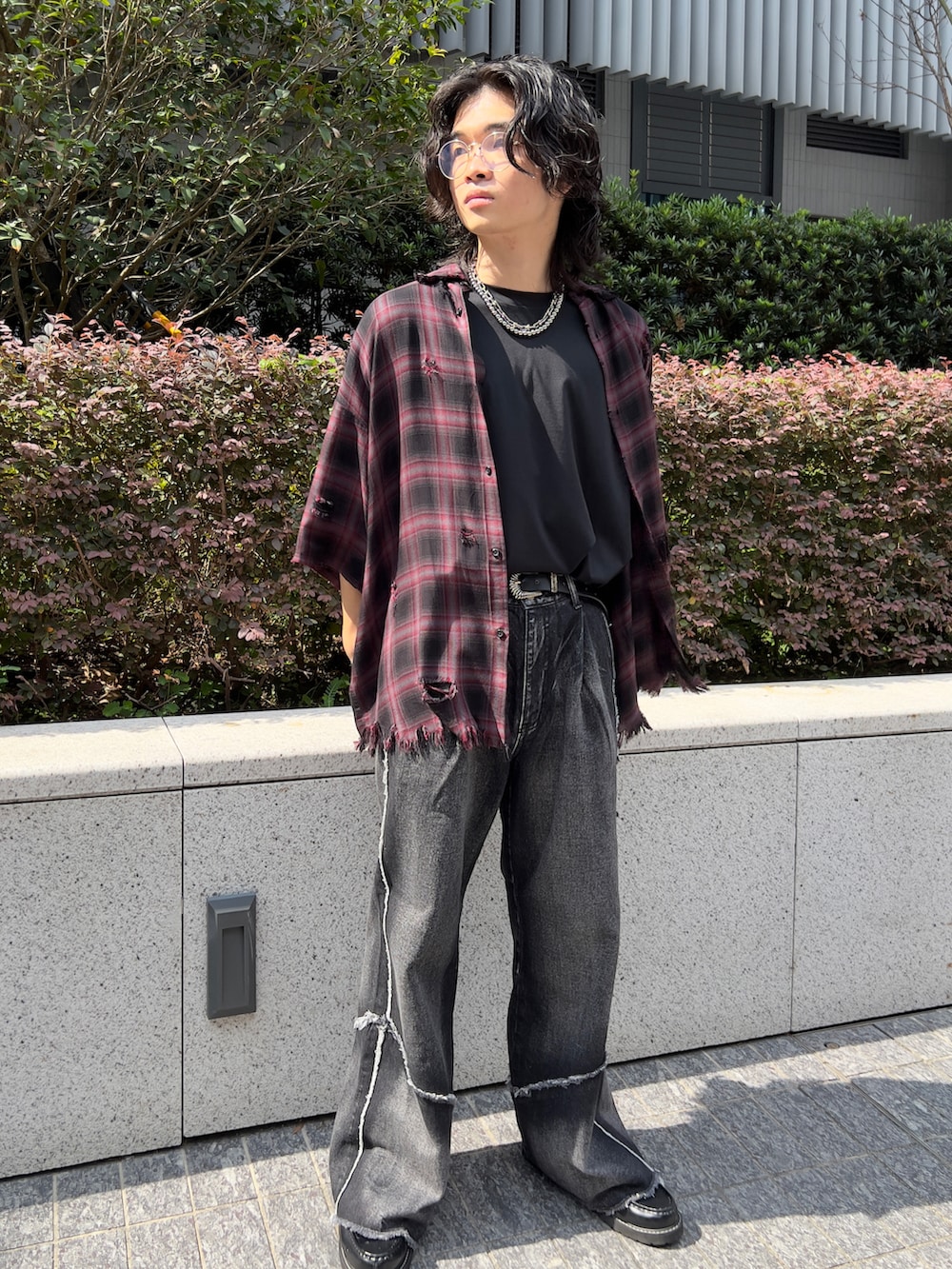 レッド系のシャツ/ブラウス、ブラック系のデニムパンツを着用したメンズの夏コーディネートの2枚目の写真