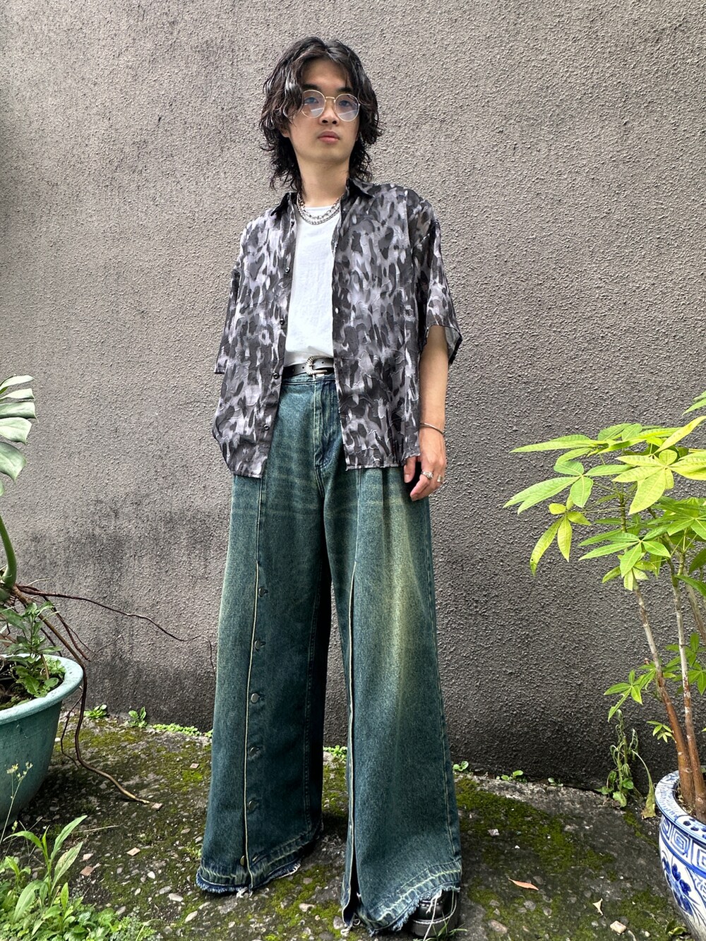 ブラック系のシャツ/ブラウス、ブルー系のデニムパンツを着用したメンズの夏コーディネートの2枚目の写真