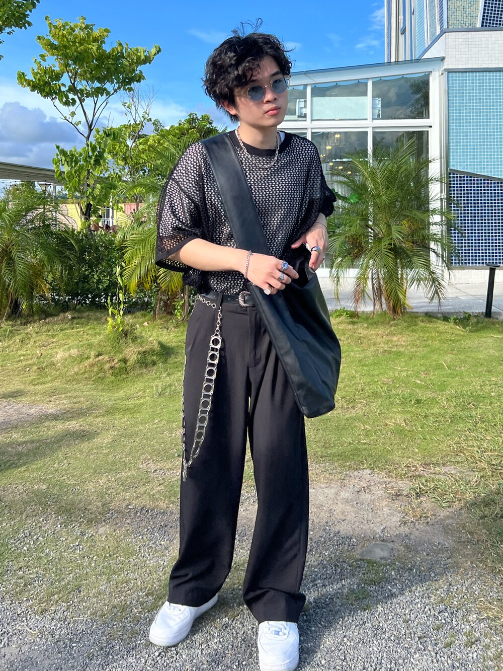 ブラック系のその他トップス、ブラック系のスラックス、ホワイト系のスニーカーを着用したメンズの秋コーディネートの2枚目の写真