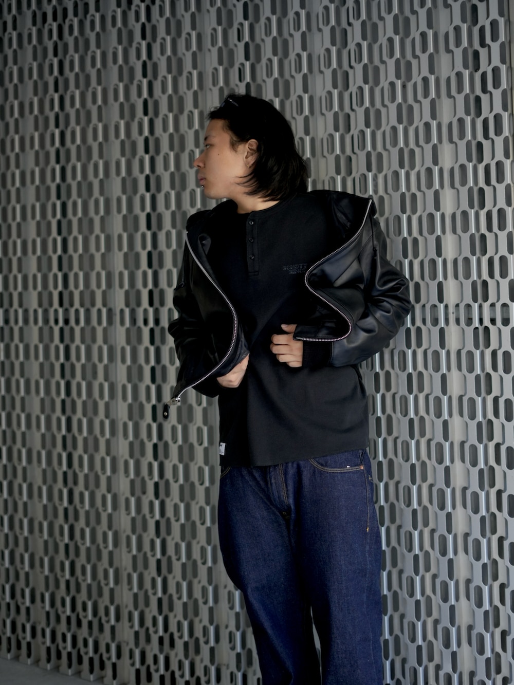 ブラック系のライダースジャケット、ブラック系のTシャツ/カットソー、その他のデニムパンツを着用したメンズの秋コーディネートの3枚目の写真