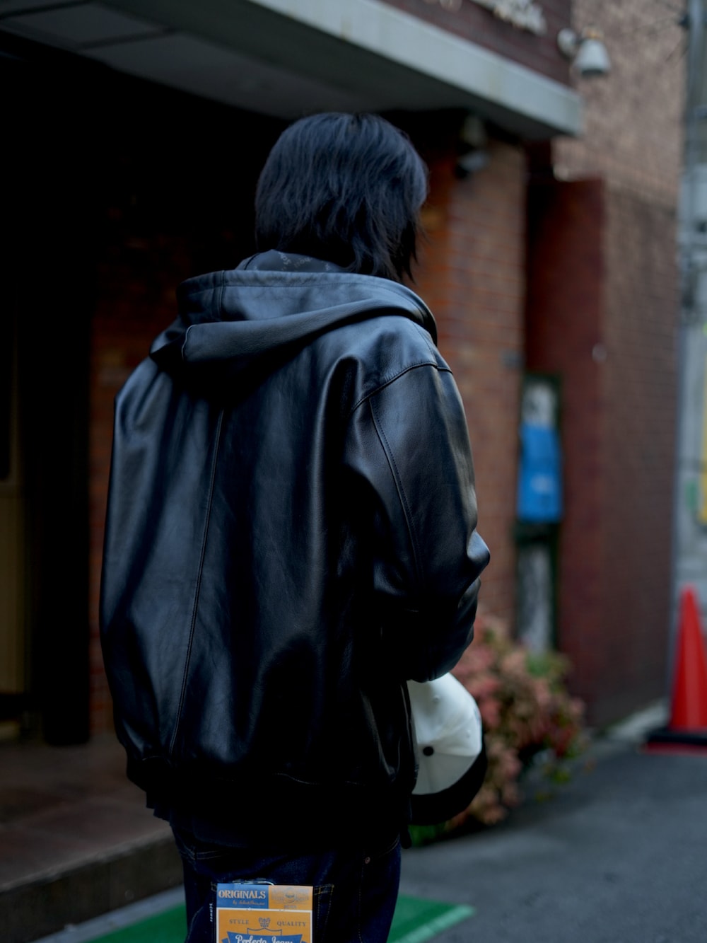 ブラック系のライダースジャケット、ブラック系のTシャツ/カットソー、その他のデニムパンツを着用したメンズの秋コーディネートの2枚目の写真