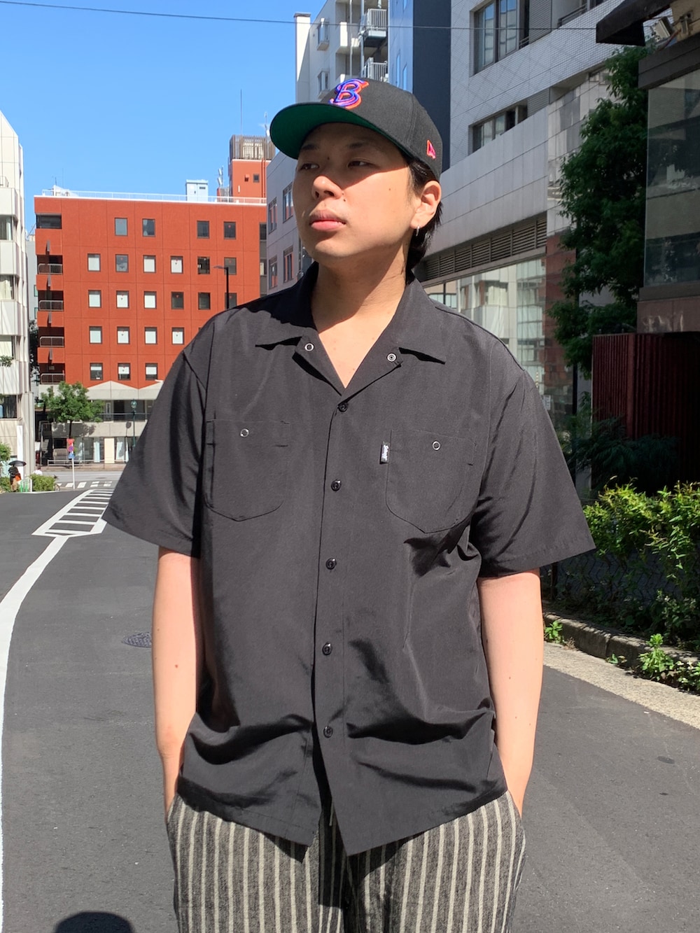 ブラック系のシャツ/ブラウス、ブラック系のその他パンツ、ブラック系のサンダルを着用したメンズの春コーディネートの3枚目の写真