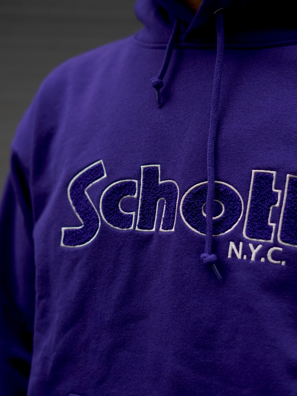 パープル系のパーカー、その他のデニムパンツを着用したメンズの秋コーディネートの3枚目の写真