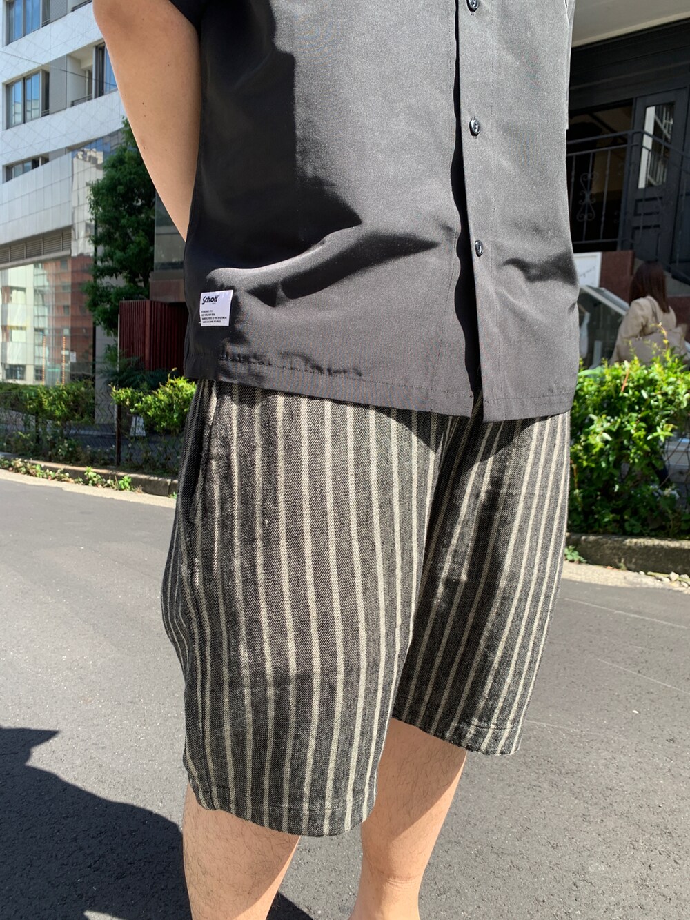 ブラック系のシャツ/ブラウス、ブラック系のその他パンツ、ブラック系のサンダルを着用したメンズの春コーディネートの2枚目の写真