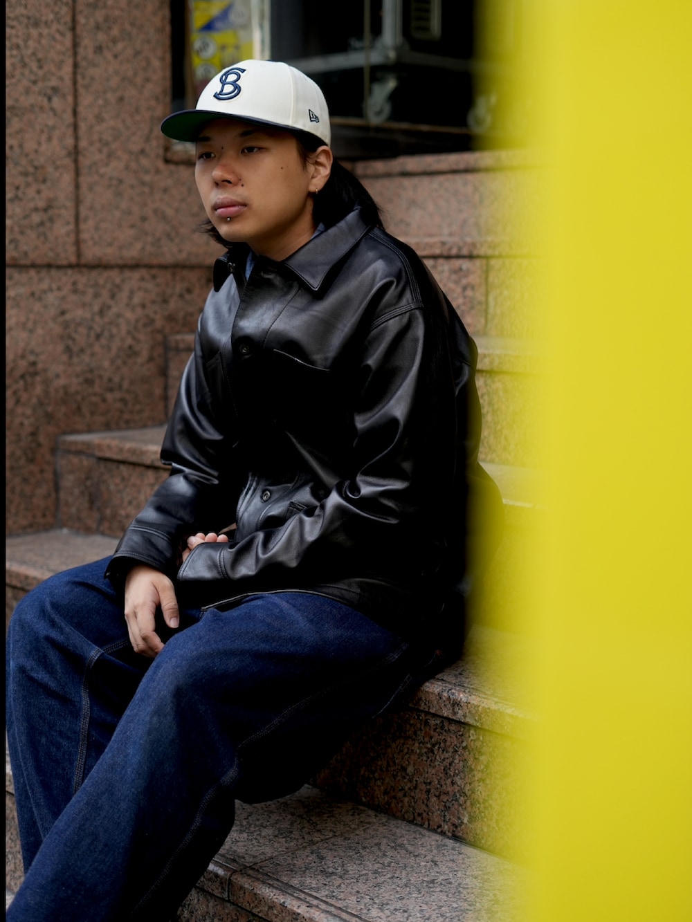 ブラック系のライダースジャケット、その他のデニムパンツを着用したメンズの秋コーディネートの2枚目の写真