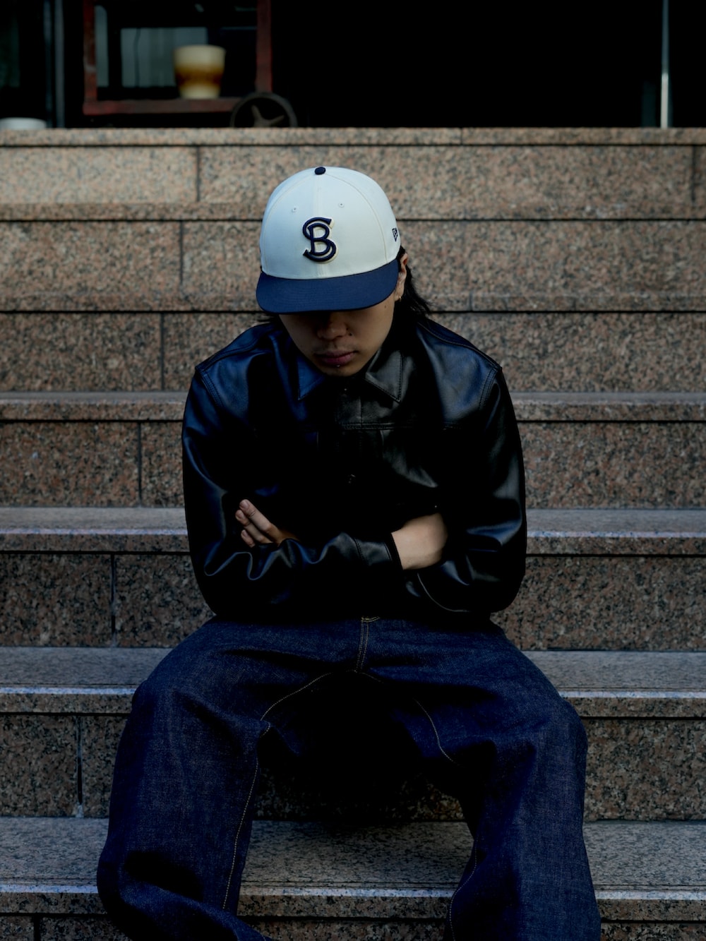 ブラック系のライダースジャケット、その他のデニムパンツを着用したメンズの秋コーディネートの2枚目の写真