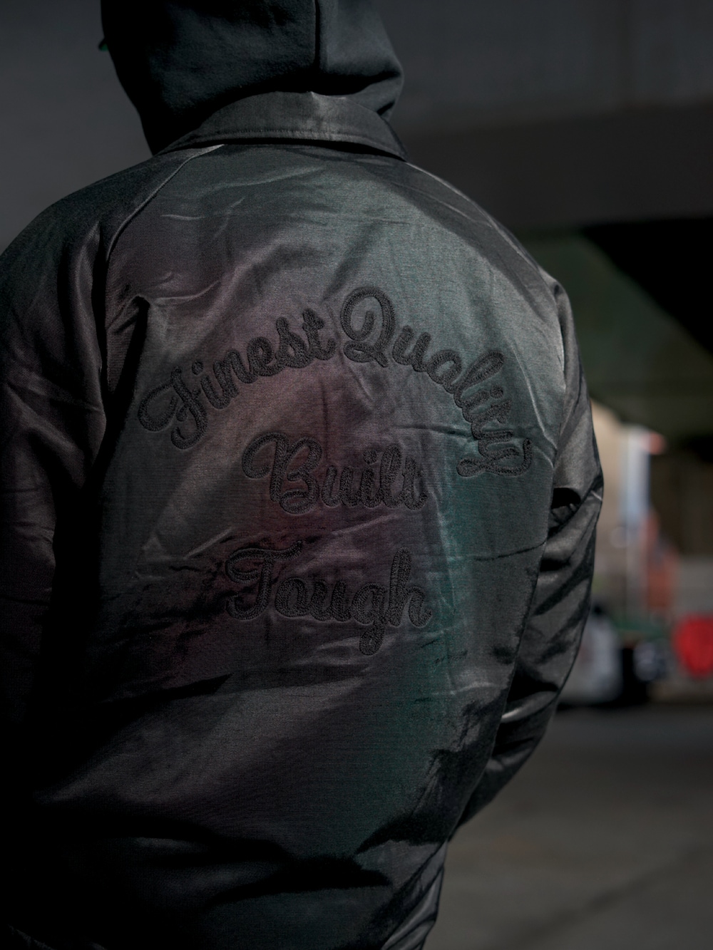 ブラック系のナイロンジャケット、その他のデニムパンツ、ブラック系のパーカーを着用したメンズの秋コーディネートの3枚目の写真