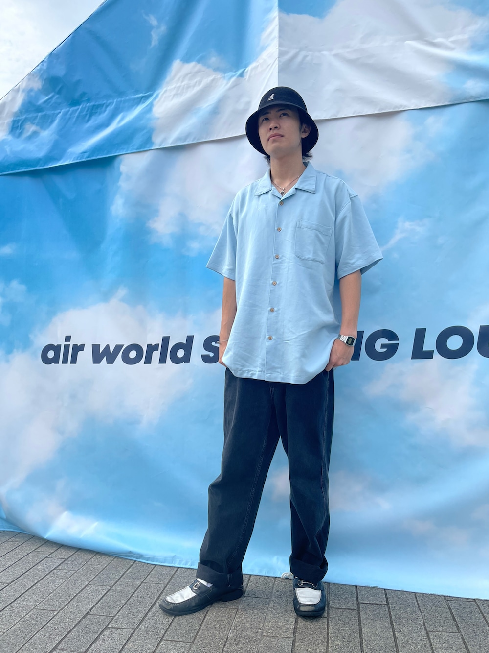 「シンプルスタイル、半袖シャツ、カンゴール、ベルハット、ローファー、古着MIX、赤レンガ倉庫、夏コーデ、KANGOL、大人カジュアル、おしゃれさんと繋がりたい、帽子」｜「KANGOLのKANGOL BERMUDA CASUAL（ハット、ブラック系）」を使った、sei5さん（メンズ・178cm）の夏コーディネートの2枚目の写真