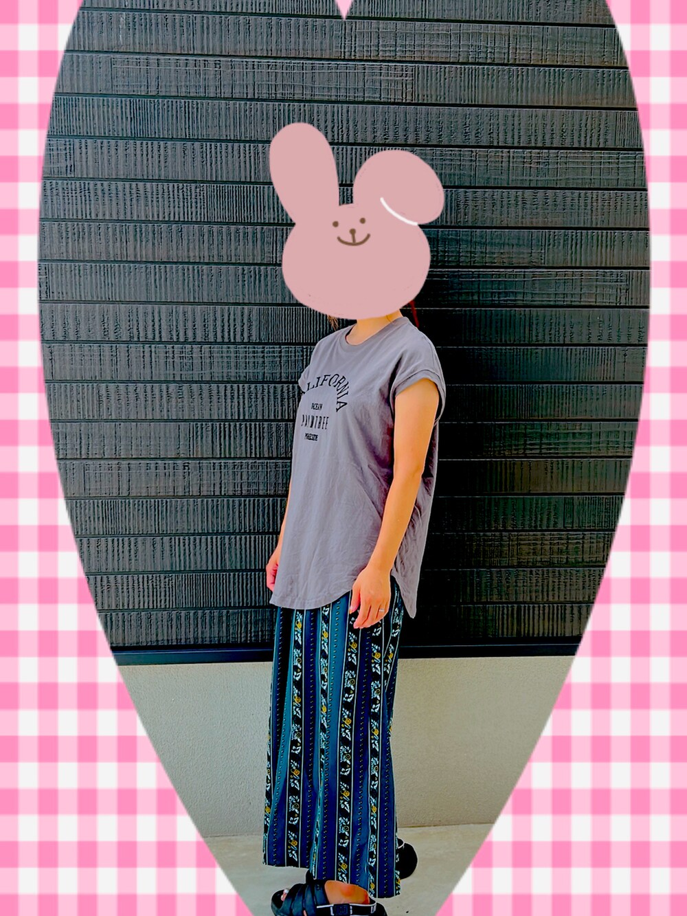 グレー系のTシャツ/カットソー、グリーン系のチノパンツ、ブラック系のサンダルを着用したレディースの夏コーディネートの2枚目の写真