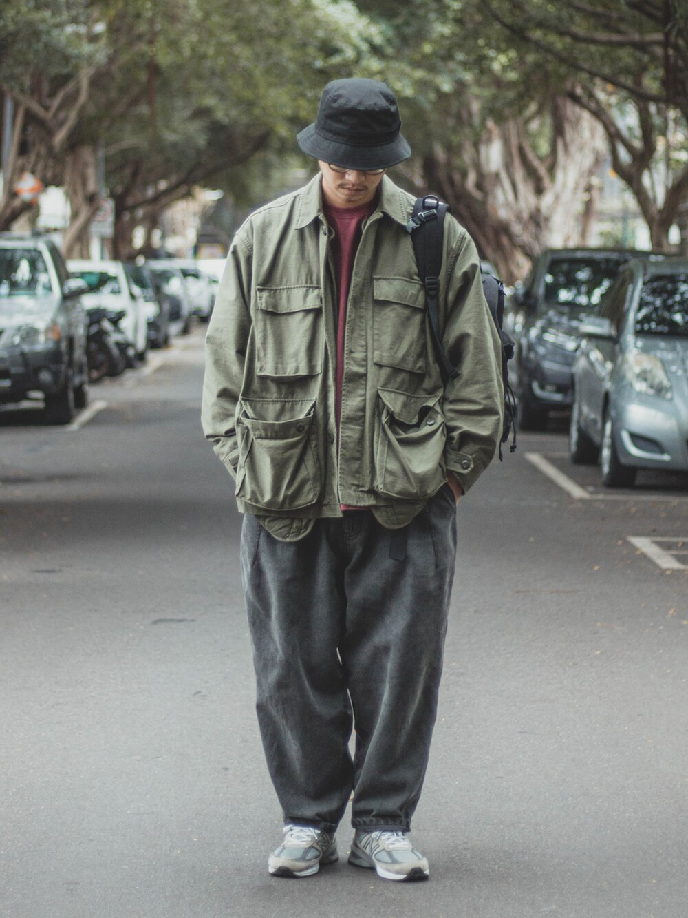 ブラック系のパンツを着用したメンズの春コーディネートの2枚目の写真