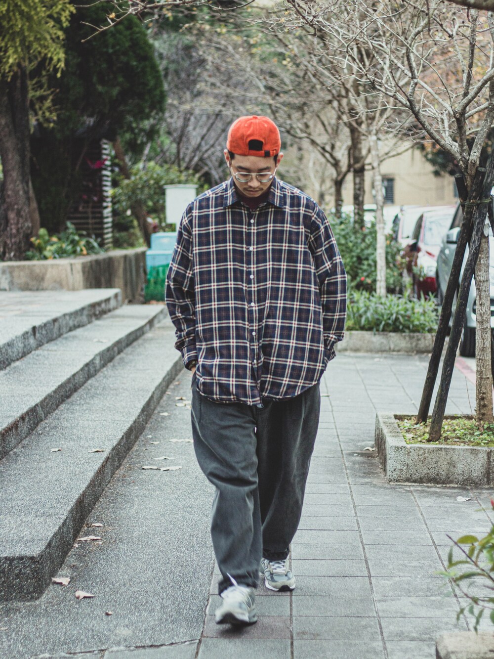 ブラック系のパンツを着用したメンズの春コーディネートの5枚目の写真