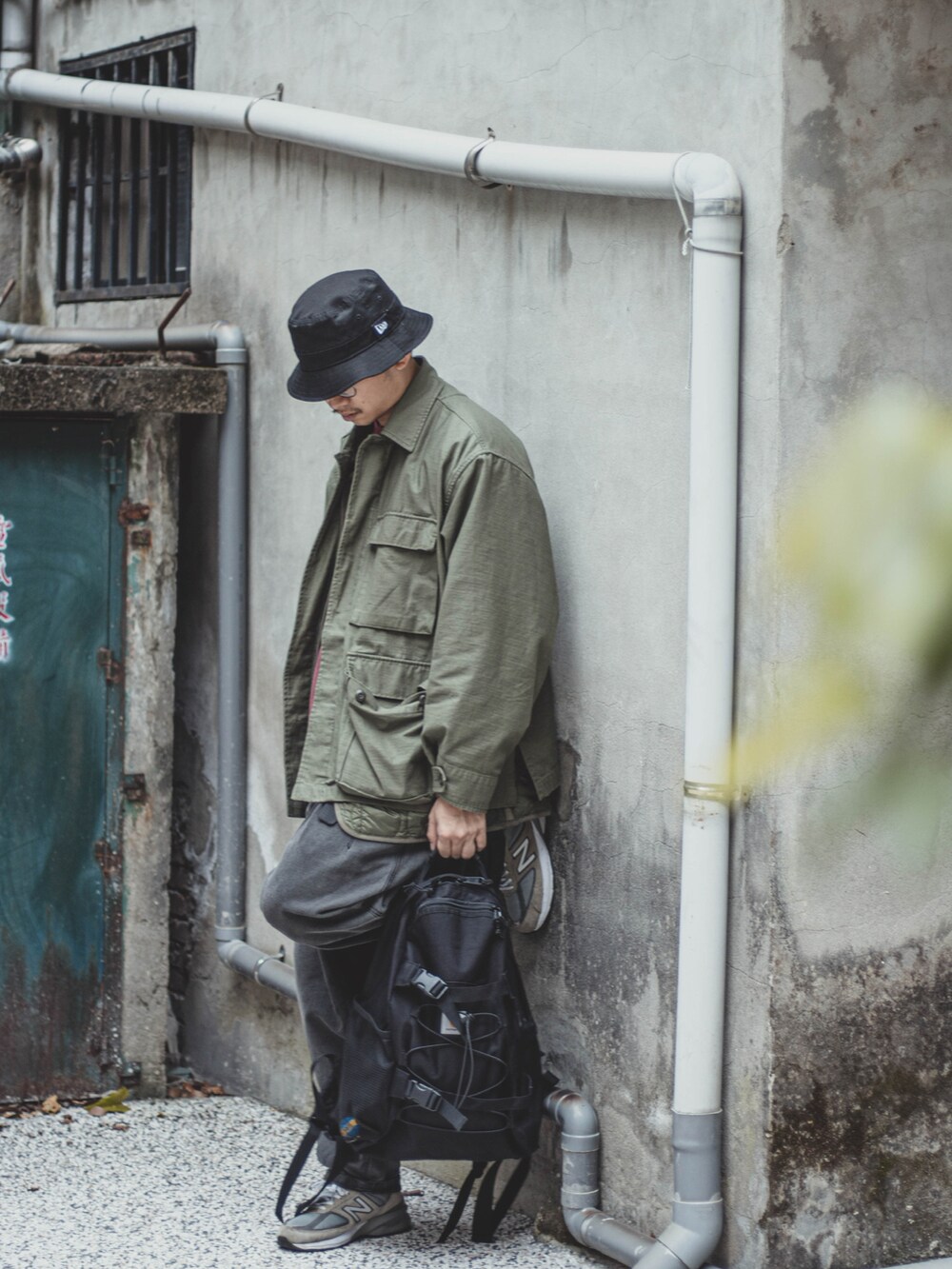 ブラック系のパンツを着用したメンズの春コーディネートの4枚目の写真