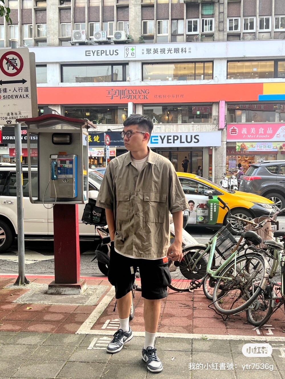 ブラック系のカーゴパンツ、グリーン系のシャツ/ブラウス、グレー系のスニーカーを着用したメンズの春コーディネートの2枚目の写真