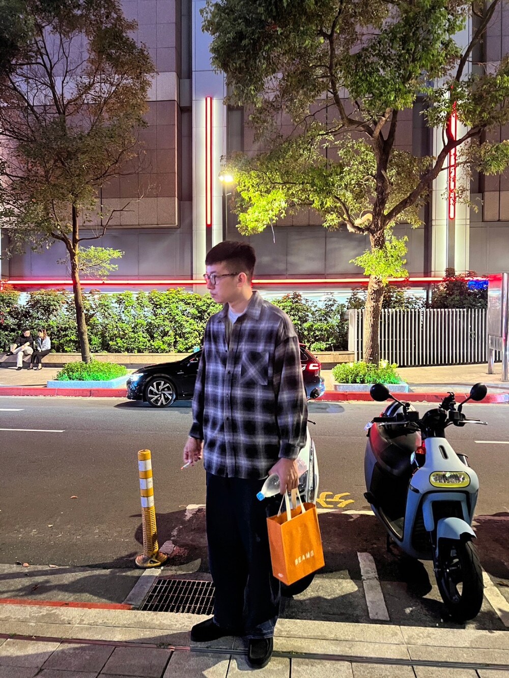 その他のシャツ/ブラウス、ブルー系のデニムパンツを着用したメンズの春コーディネートの3枚目の写真