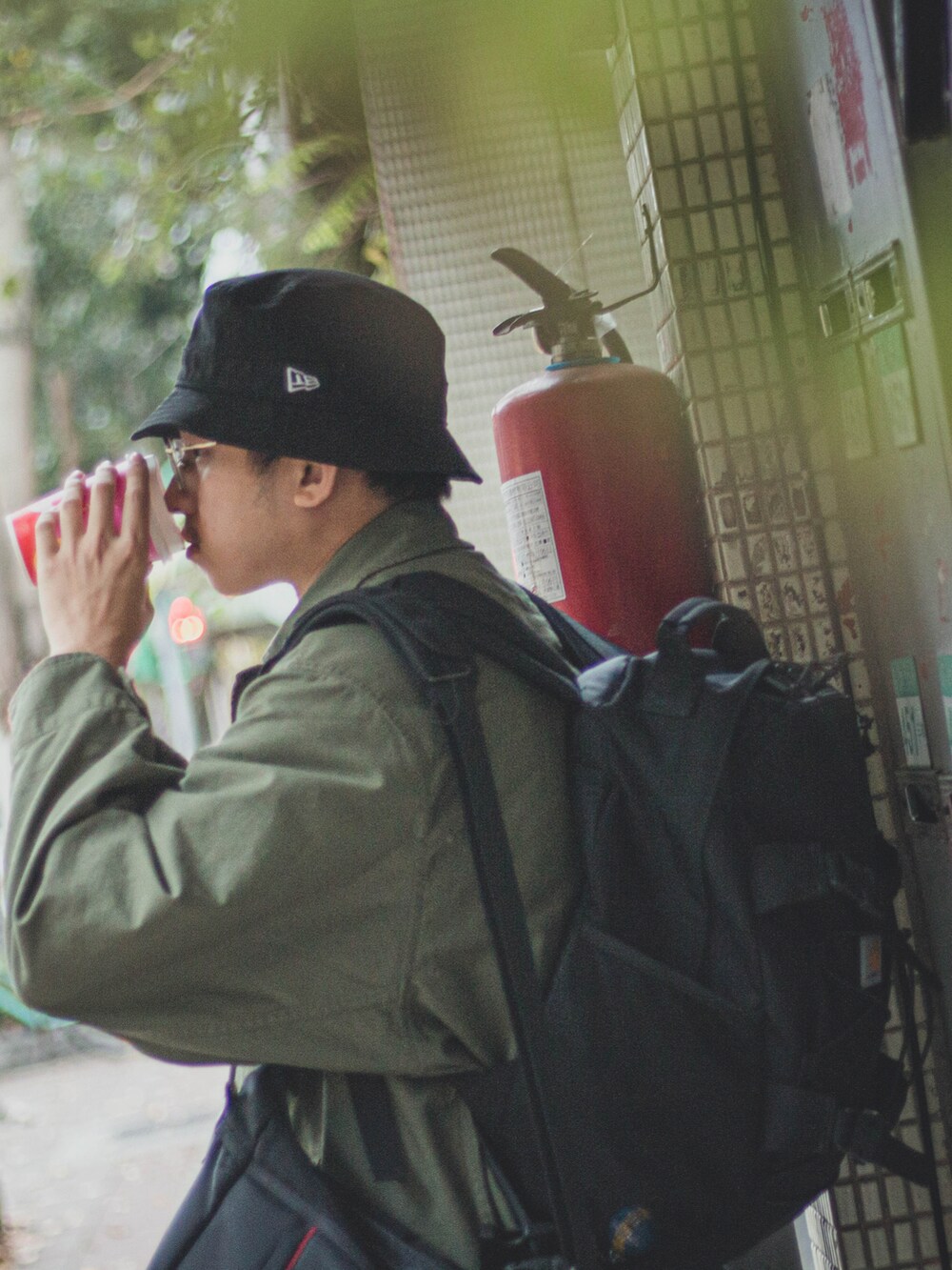 ブラック系のパンツを着用したメンズの春コーディネートの3枚目の写真