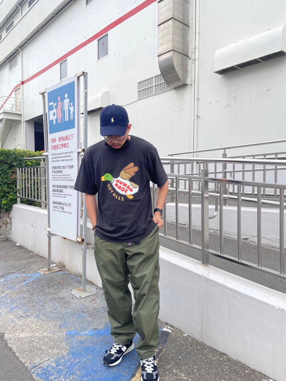 ホワイト系のTシャツ/カットソー、グレー系のその他パンツ、ブルー系のシューズを着用したメンズの春コーディネートの2枚目の写真