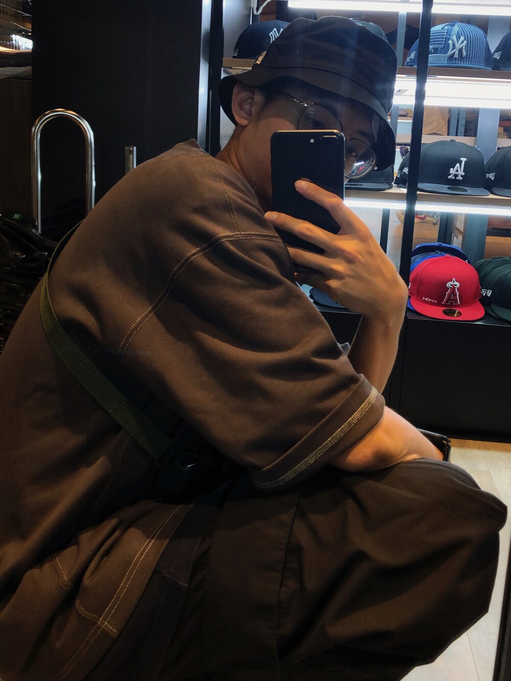 グレー系のトップス、ブラック系のパンツ、グレー系のスニーカーを着用したメンズの春コーディネートの3枚目の写真