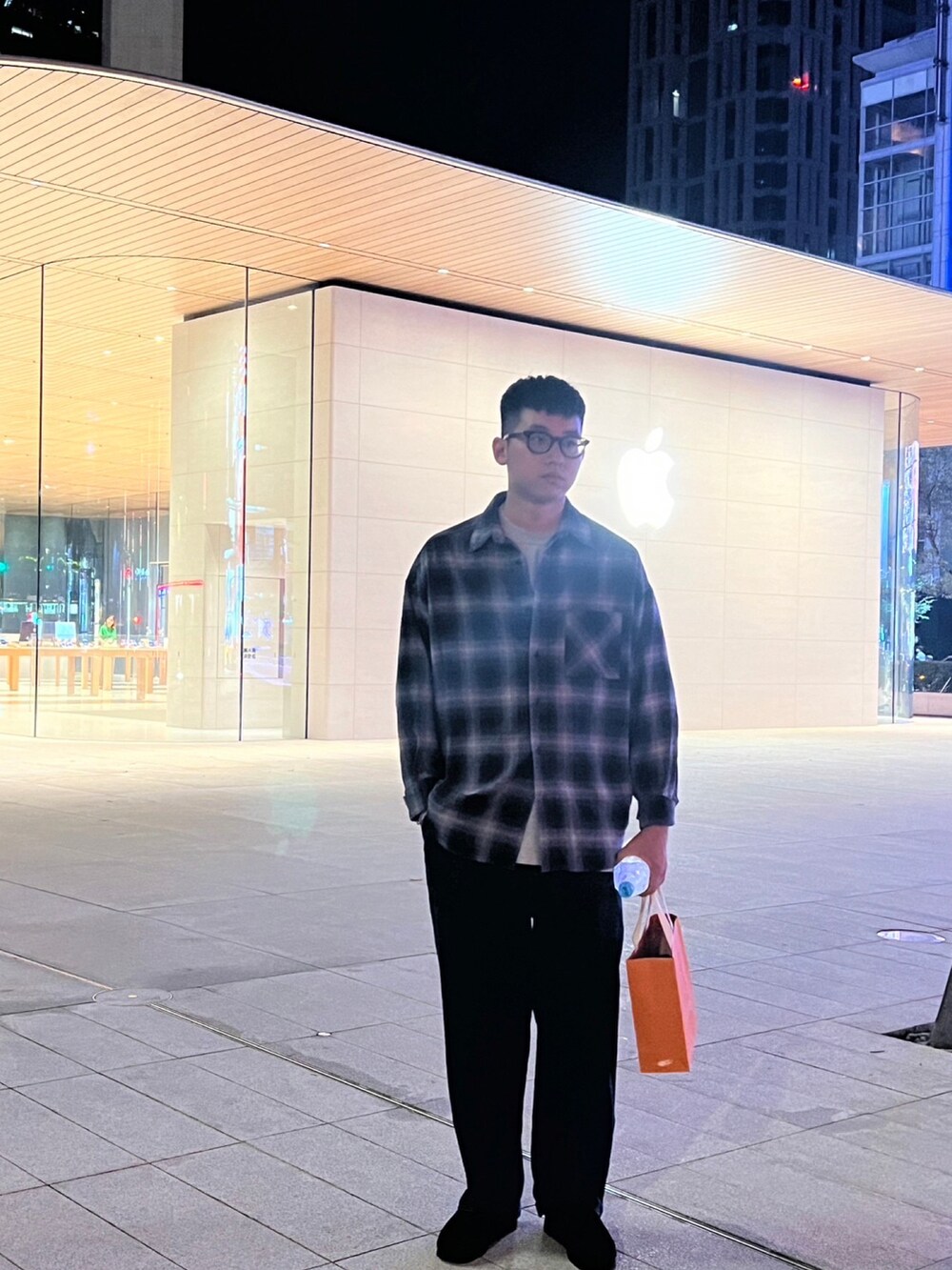 その他のシャツ/ブラウス、ブルー系のデニムパンツを着用したメンズの春コーディネートの2枚目の写真