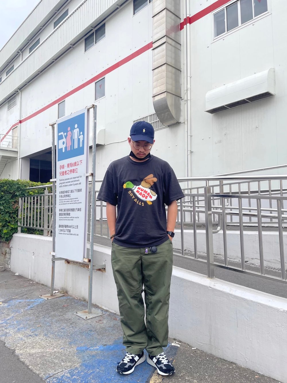 ホワイト系のTシャツ/カットソー、グレー系のその他パンツ、ブルー系のシューズを着用したメンズの春コーディネートの3枚目の写真