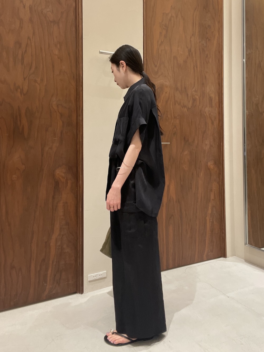 ブルー系のシャツ/ブラウス、ブラック系のその他シューズ、グリーン系のトートバッグを着用したレディースの春コーディネートの2枚目の写真