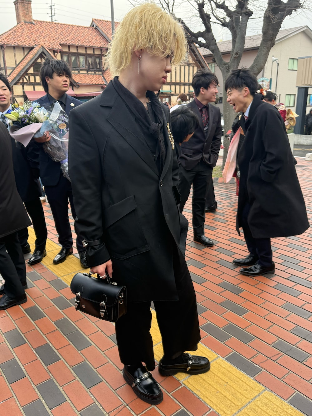 ブラック系のショルダーバッグ、ブラック系のローファー、ブラック系のシャツ/ブラウスを着用したメンズの冬コーディネートの3枚目の写真