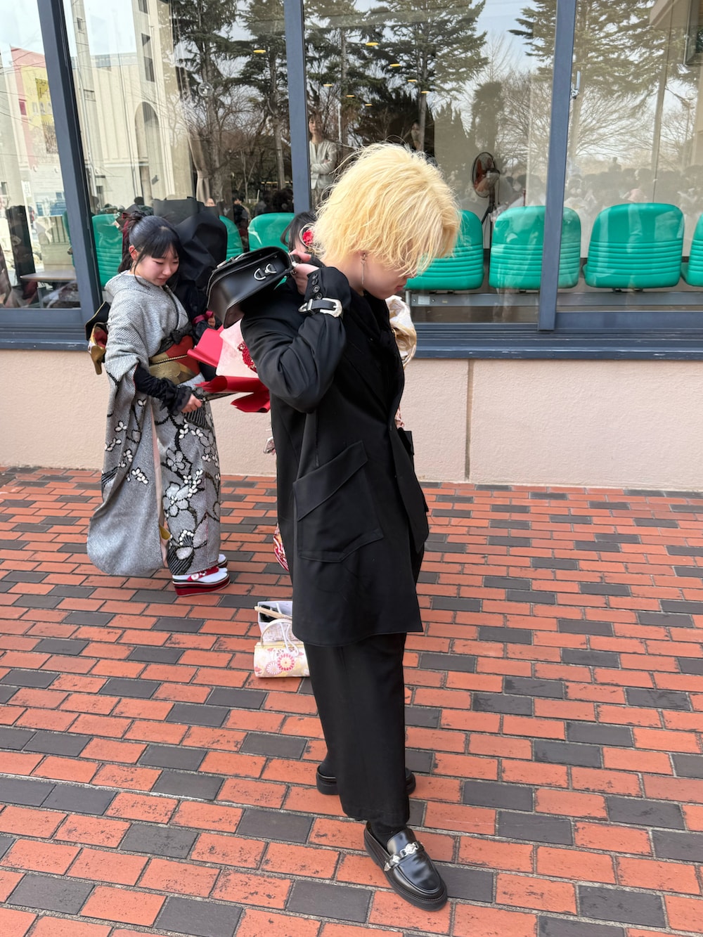 ブラック系のショルダーバッグ、ブラック系のローファー、ブラック系のシャツ/ブラウスを着用したメンズの冬コーディネートの2枚目の写真