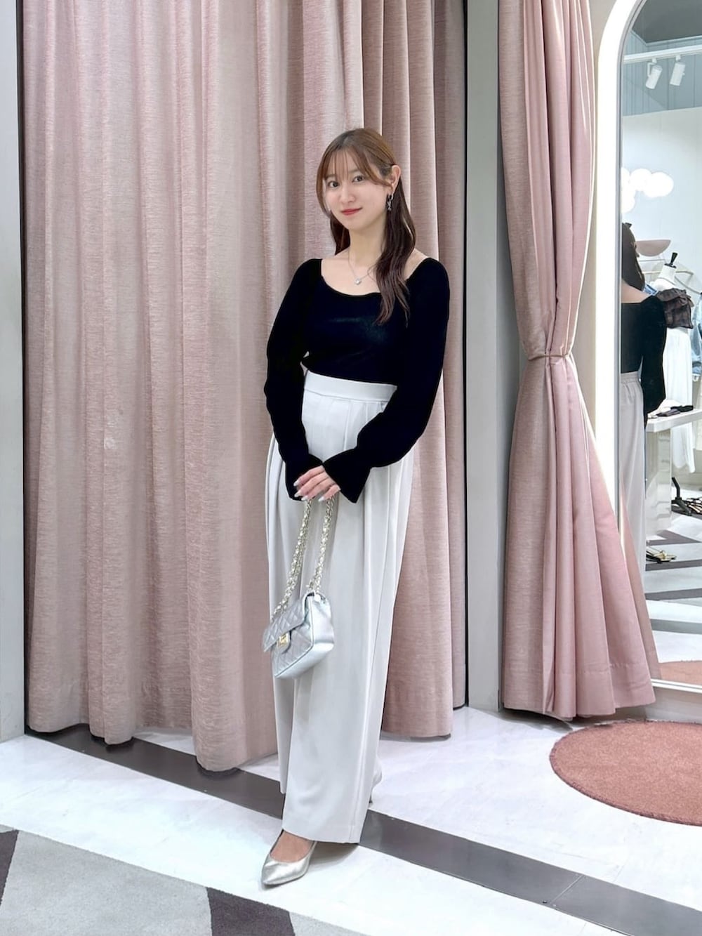 ベージュ系のスラックス、ブラック系のTシャツ/カットソーを着用したレディースの冬コーディネートの3枚目の写真