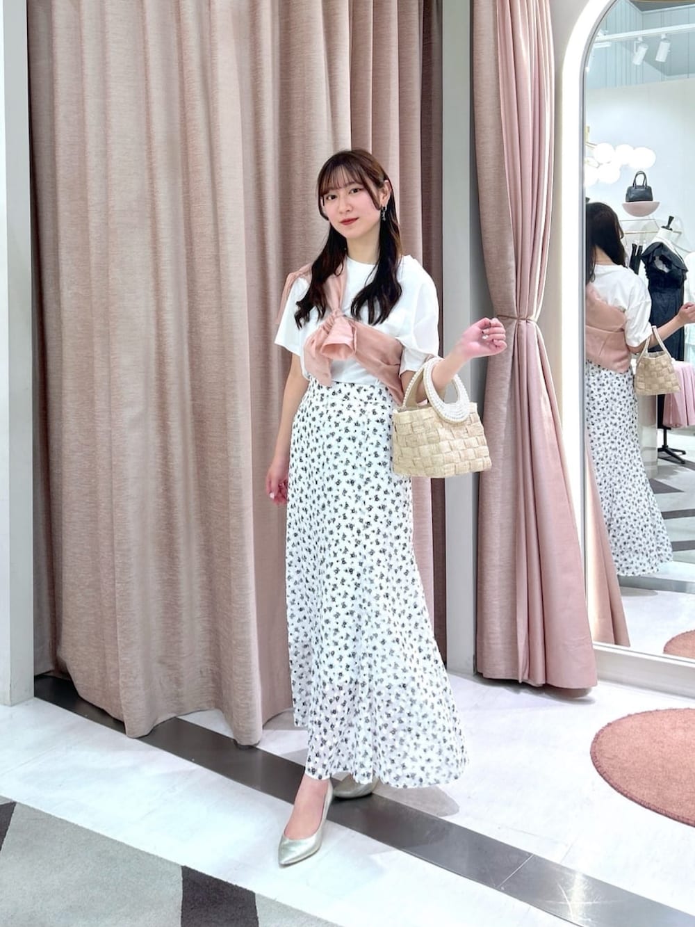 ホワイト系のスカート、ホワイト系のTシャツ/カットソー、ピンク系のシャツ/ブラウスを着用したレディースの夏コーディネートの4枚目の写真