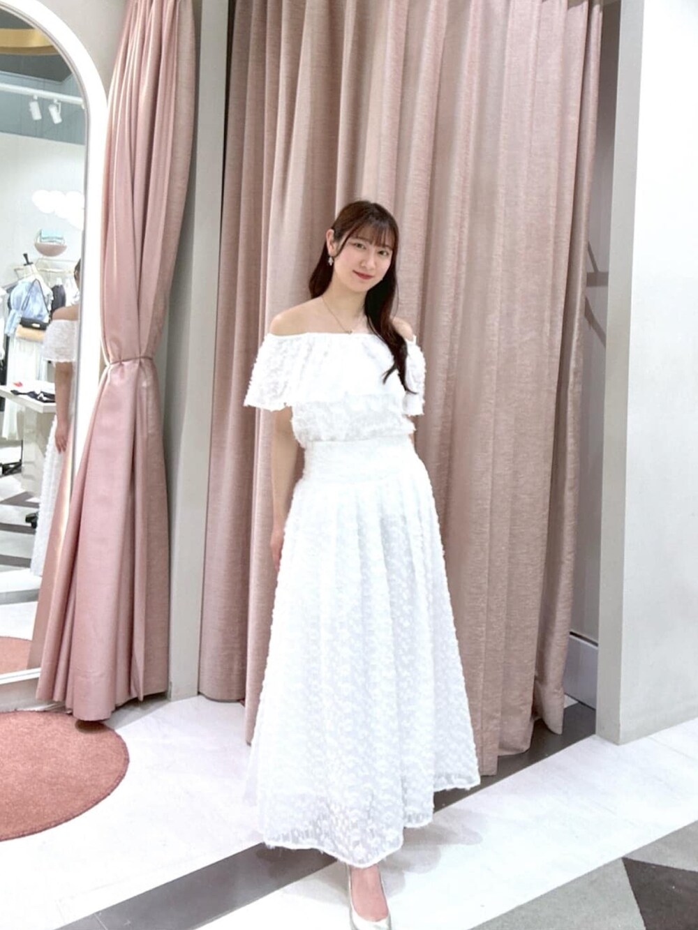 ホワイト系のシャツ/ブラウス、ホワイト系のスカートを着用したレディースの春コーディネートの2枚目の写真