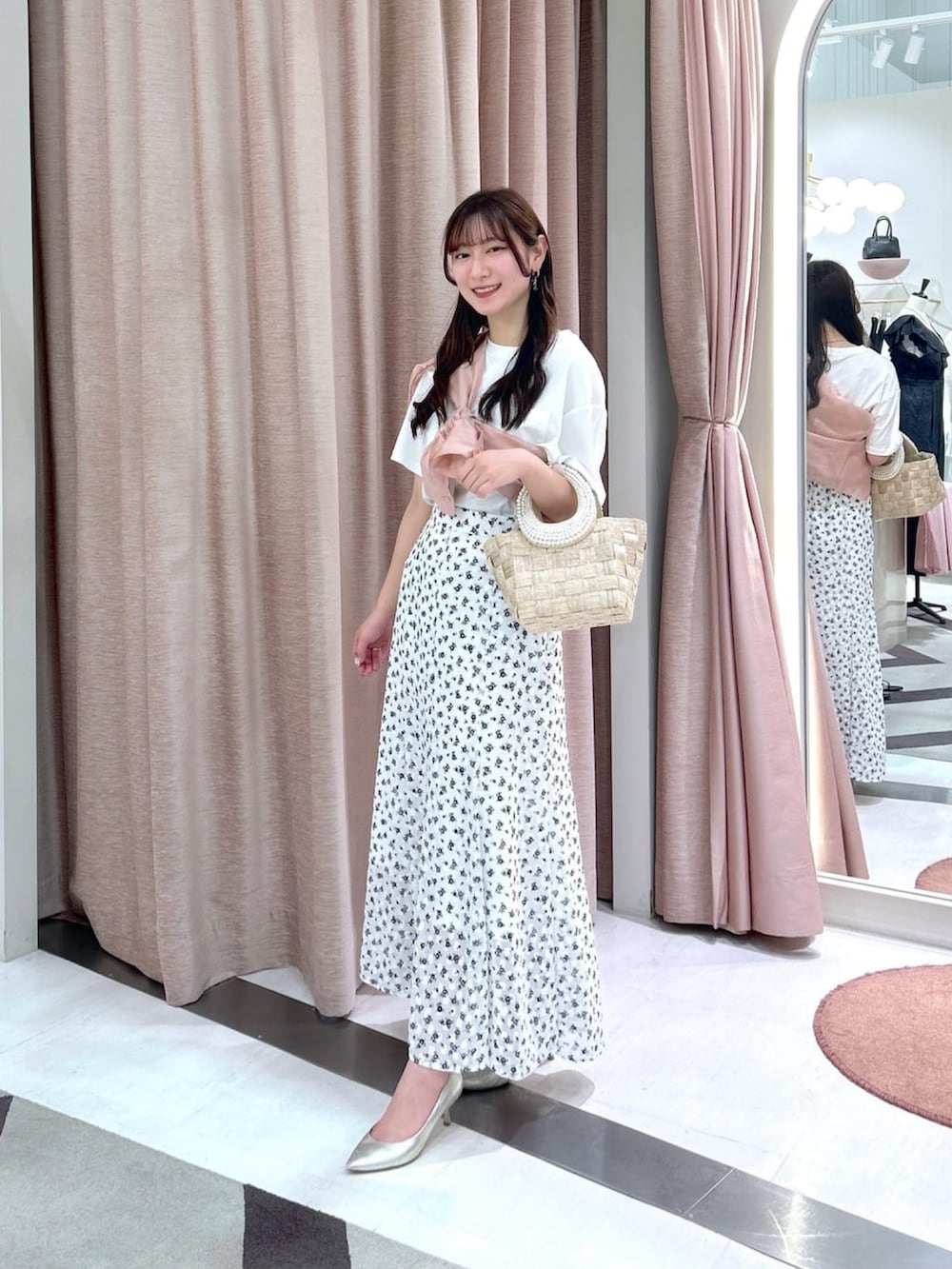 ホワイト系のスカート、ホワイト系のTシャツ/カットソー、ピンク系のシャツ/ブラウスを着用したレディースの夏コーディネートの2枚目の写真