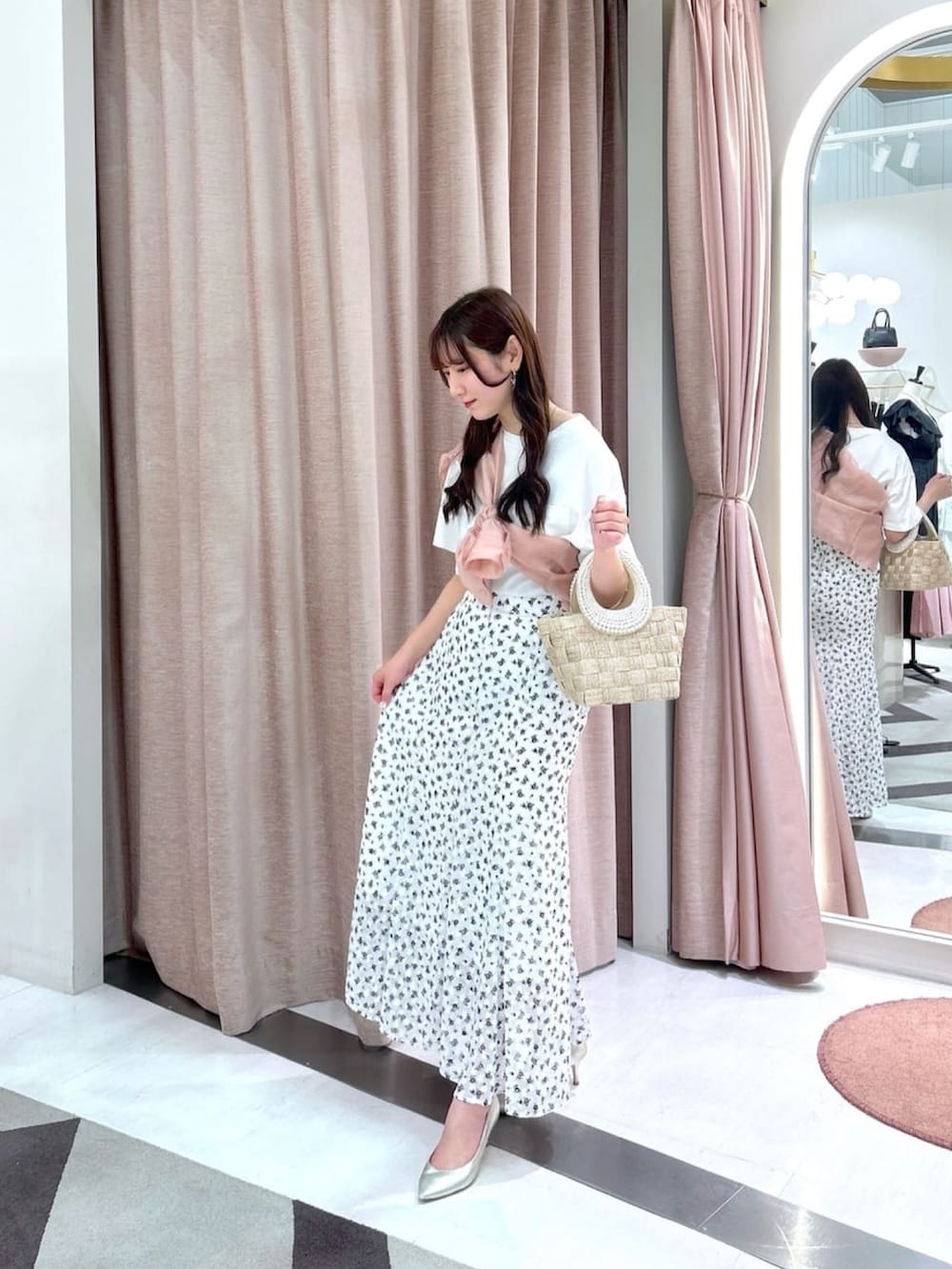 ホワイト系のスカート、ホワイト系のTシャツ/カットソー、ピンク系のシャツ/ブラウスを着用したレディースの夏コーディネートの3枚目の写真