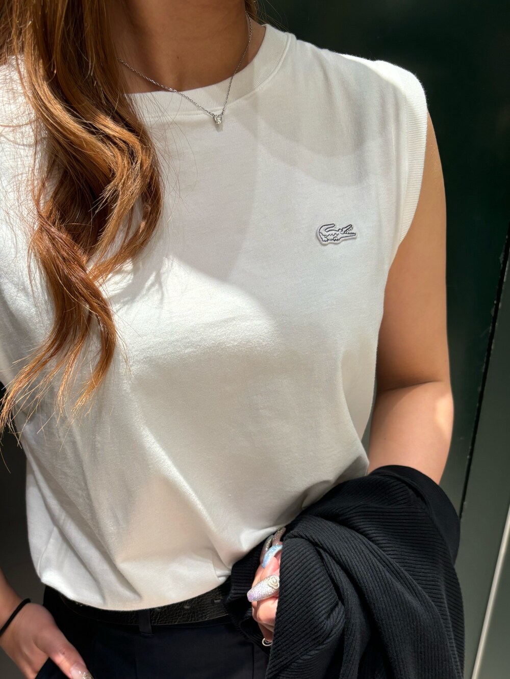 ブラック系のカーディガン/ボレロ、ホワイト系のTシャツ/カットソー、グレー系のスニーカーを着用したレディースの夏コーディネートの4枚目の写真