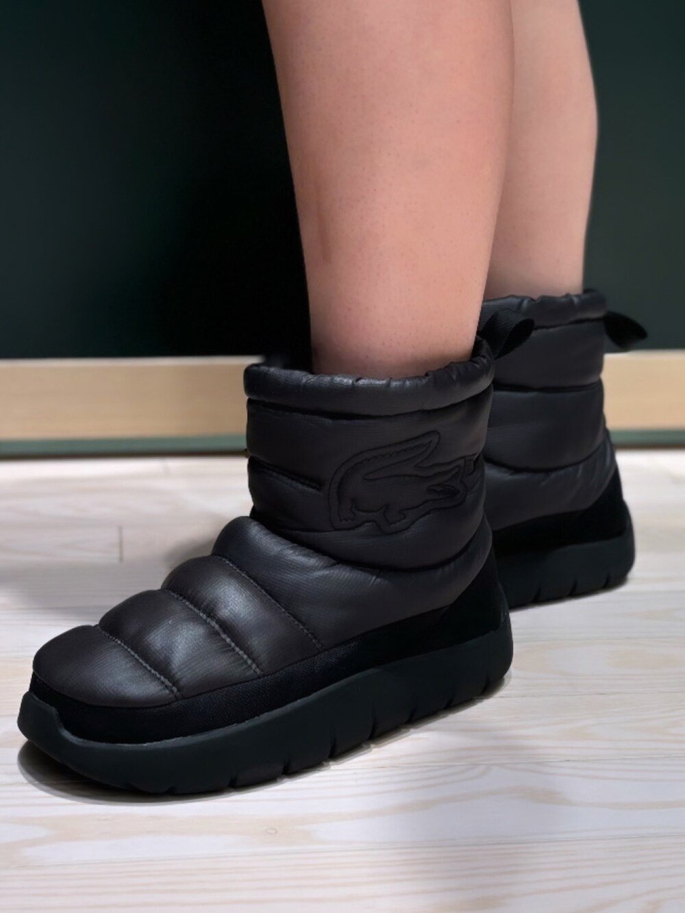 ブラウン系のブルゾン、グレー系のニット/セーター、ホワイト系のスカートを着用したレディースの夏コーディネートの8枚目の写真