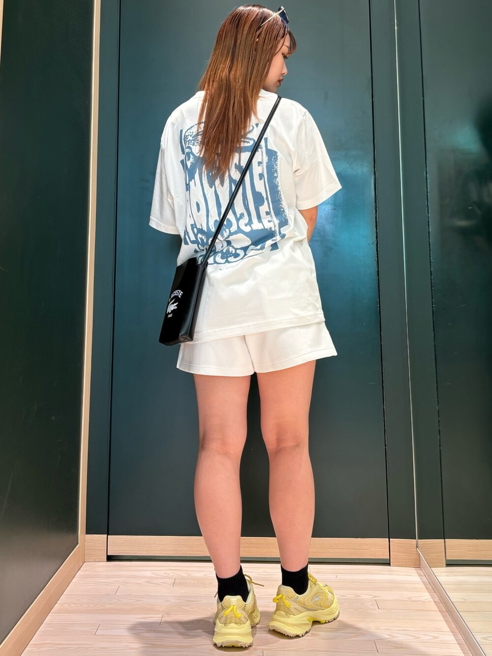 ホワイト系のTシャツ/カットソー、ホワイト系のその他パンツ、ブラック系のショルダーバッグを着用したレディースの夏コーディネートの2枚目の写真