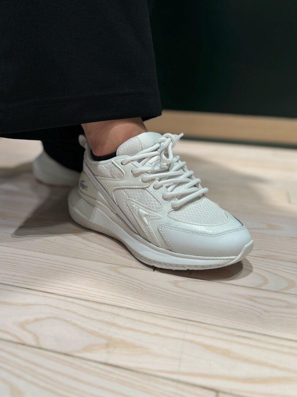 ブラック系のスウェットパンツ、ホワイト系のスニーカー、グレー系のシャツ/ブラウスを着用したレディースの春コーディネートの6枚目の写真