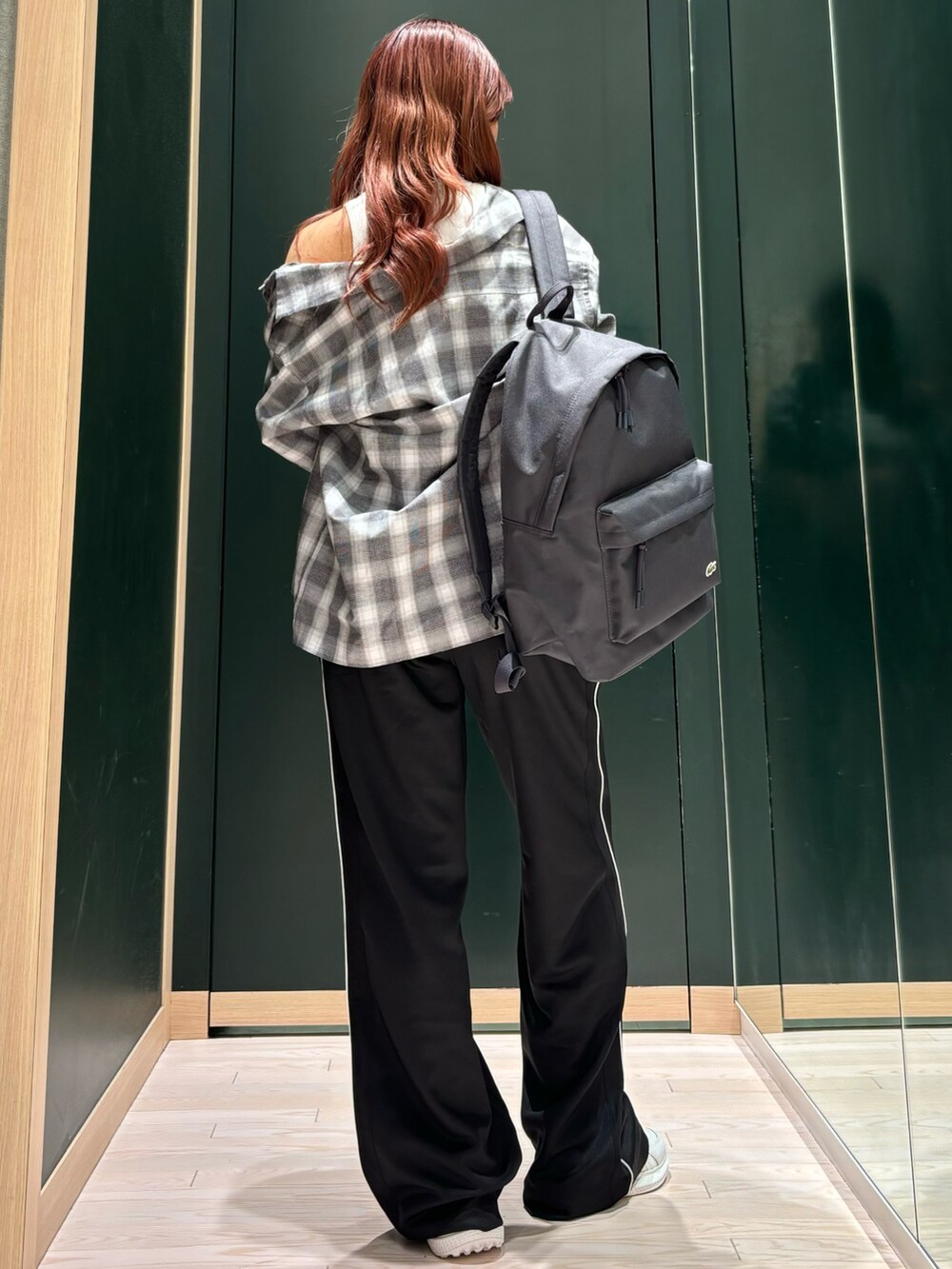 ブラック系のスウェットパンツ、ホワイト系のスニーカー、グレー系のシャツ/ブラウスを着用したレディースの春コーディネートの2枚目の写真