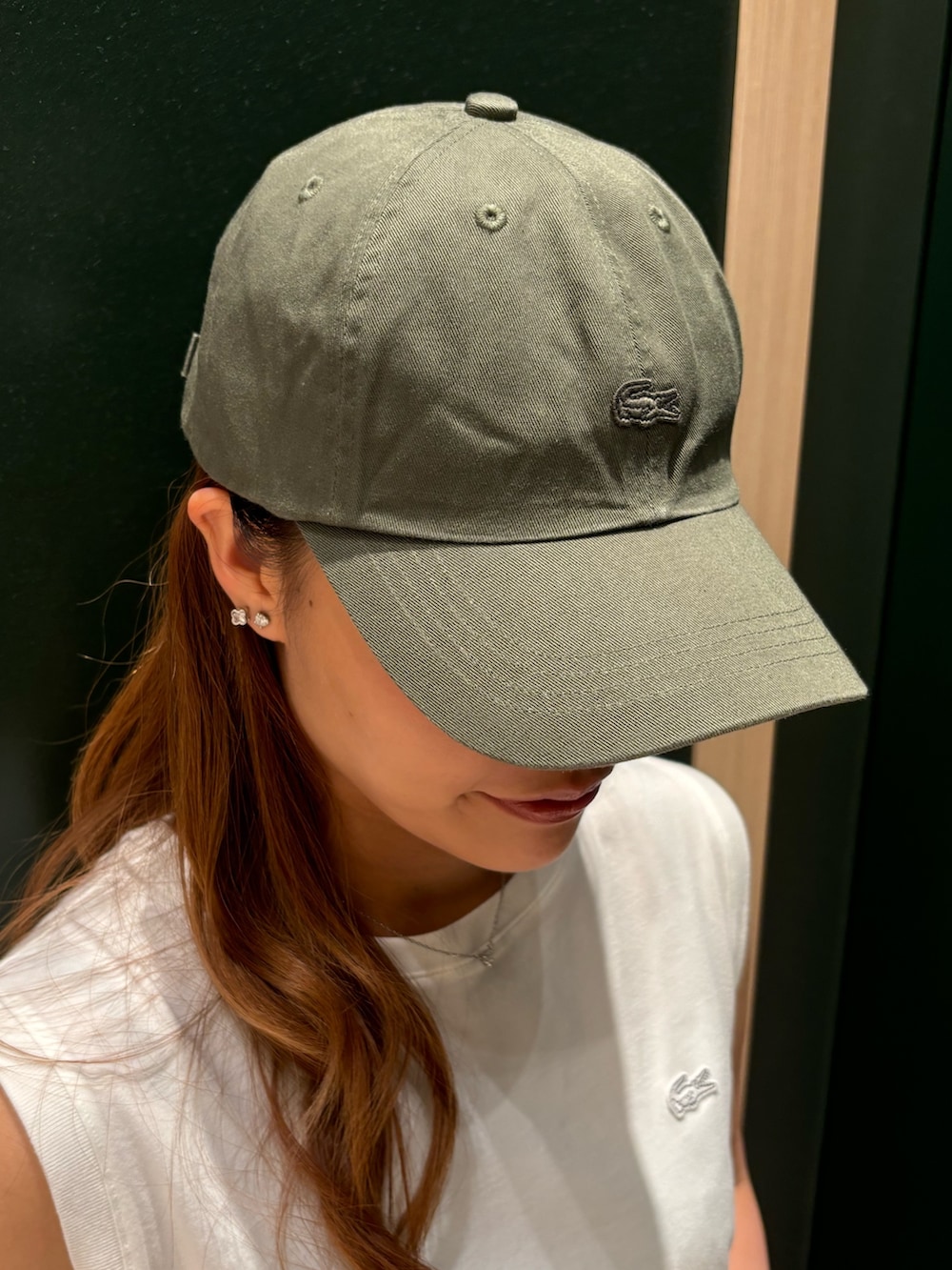 ブラック系のカーディガン/ボレロ、ホワイト系のTシャツ/カットソー、グレー系のスニーカーを着用したレディースの夏コーディネートの6枚目の写真