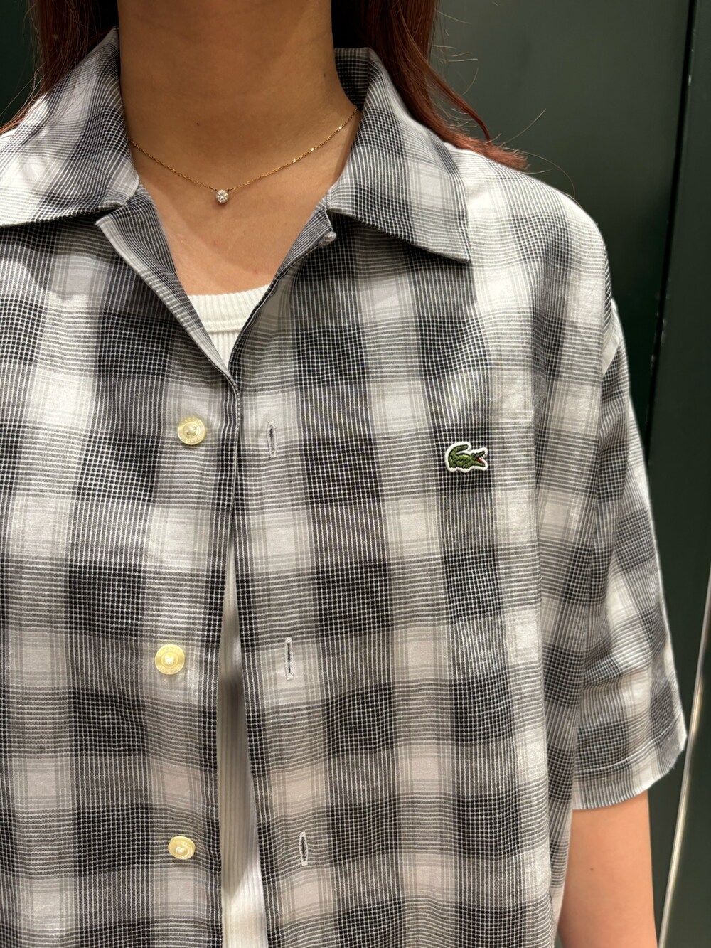 ブラック系のスウェットパンツ、ホワイト系のスニーカー、グレー系のシャツ/ブラウスを着用したレディースの春コーディネートの4枚目の写真