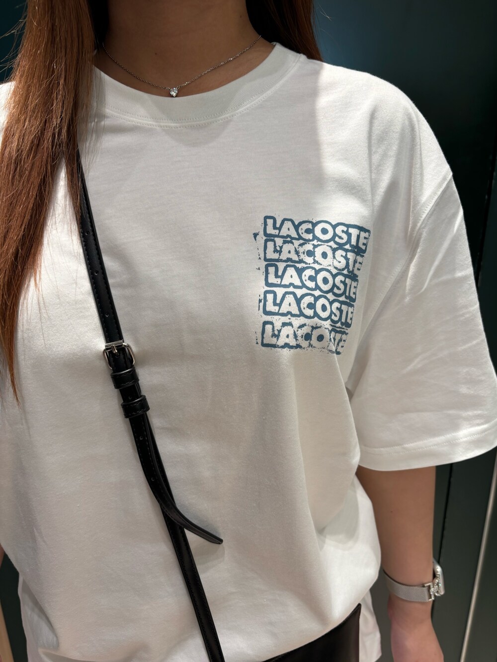 ホワイト系のTシャツ/カットソー、ホワイト系のその他パンツ、ブラック系のショルダーバッグを着用したレディースの夏コーディネートの3枚目の写真
