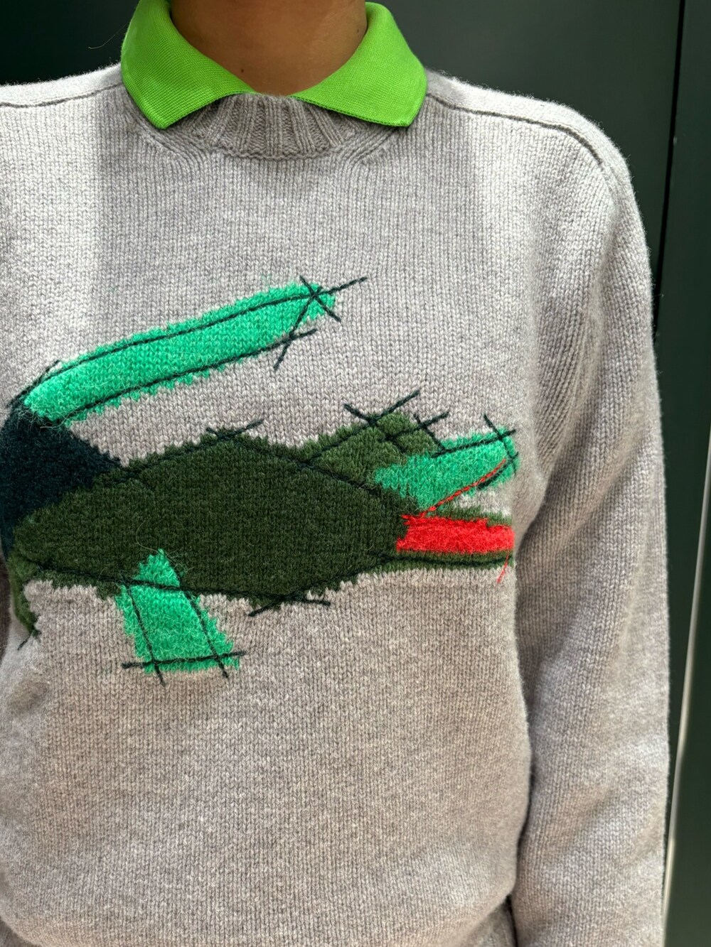 ブラウン系のブルゾン、グレー系のニット/セーター、ホワイト系のスカートを着用したレディースの夏コーディネートの4枚目の写真