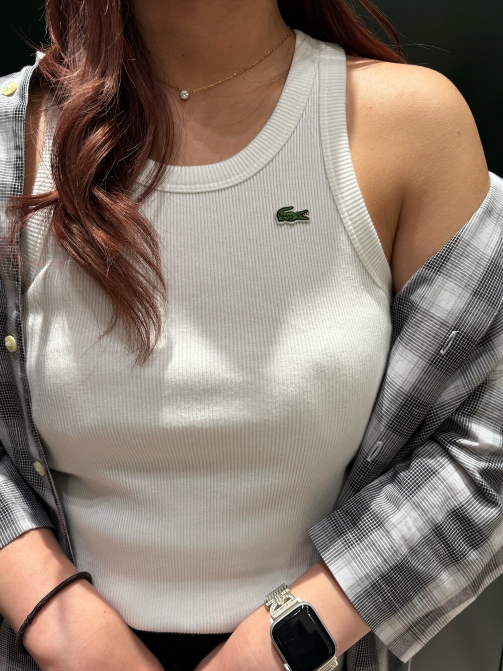 ブラック系のスウェットパンツ、ホワイト系のスニーカー、グレー系のシャツ/ブラウスを着用したレディースの春コーディネートの3枚目の写真