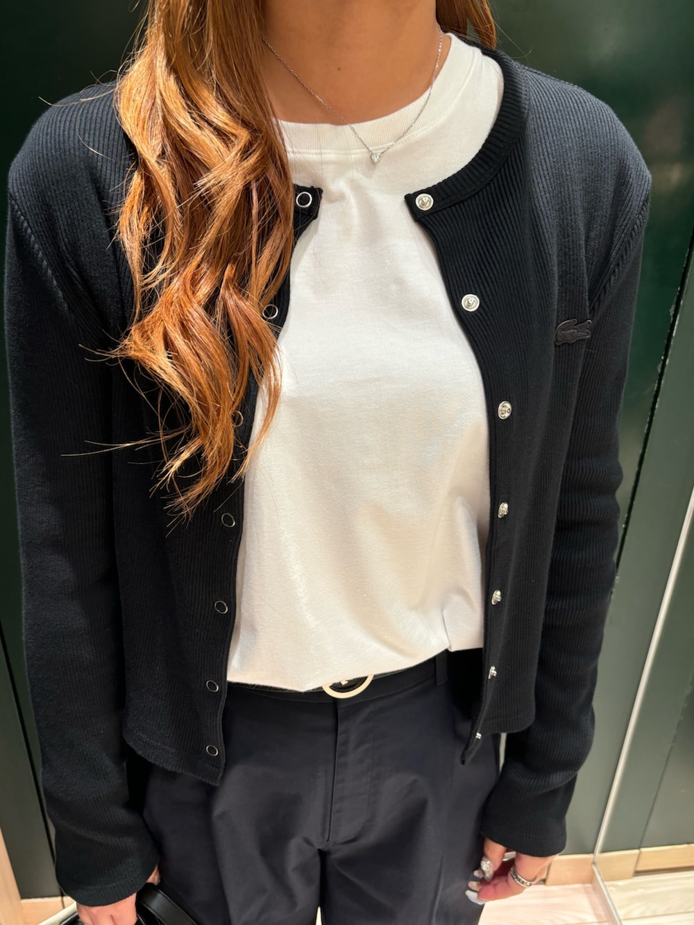 ブラック系のカーディガン/ボレロ、ホワイト系のTシャツ/カットソー、グレー系のスニーカーを着用したレディースの夏コーディネートの3枚目の写真