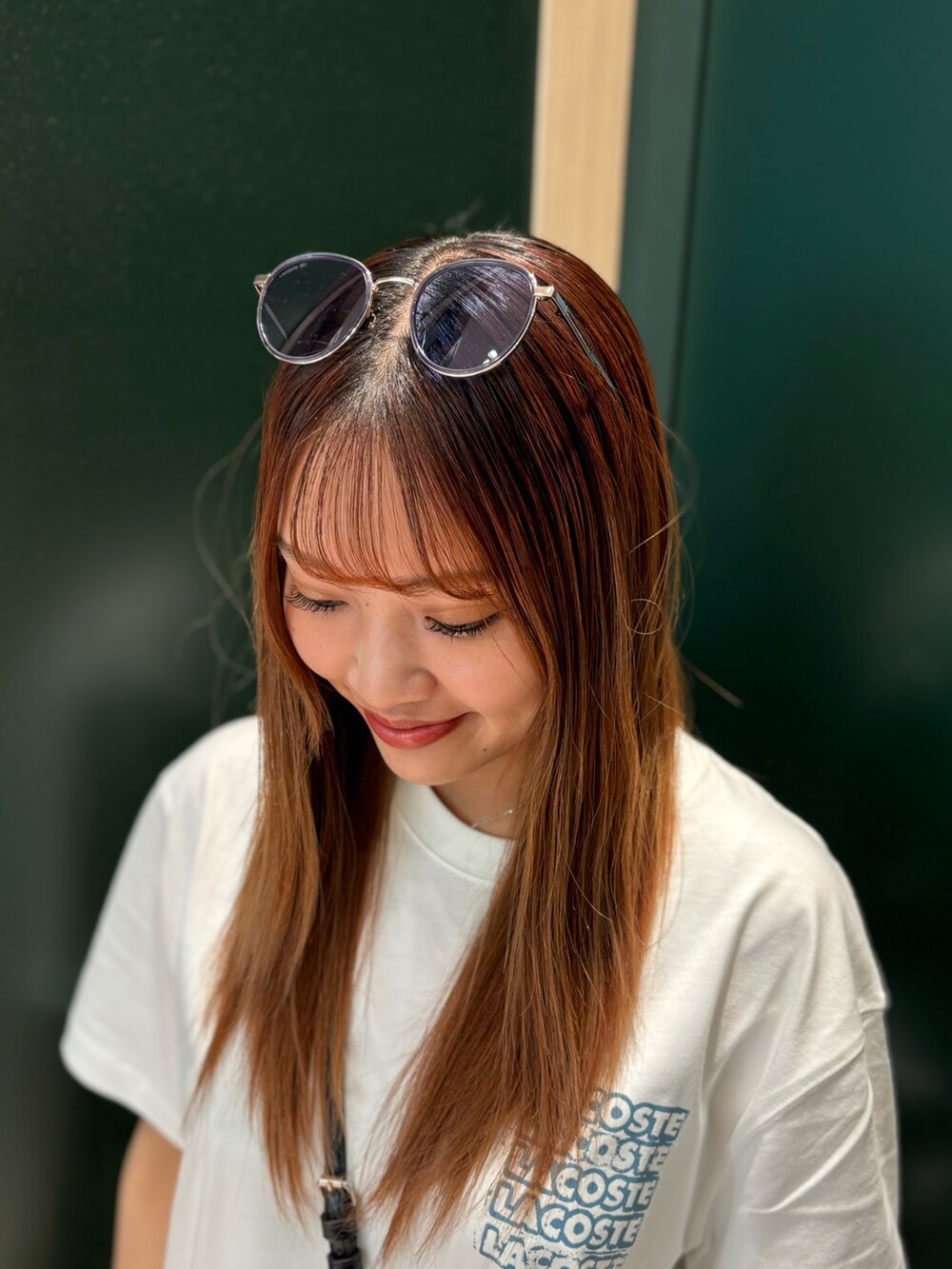 ホワイト系のTシャツ/カットソー、ホワイト系のその他パンツ、ブラック系のショルダーバッグを着用したレディースの夏コーディネートの5枚目の写真