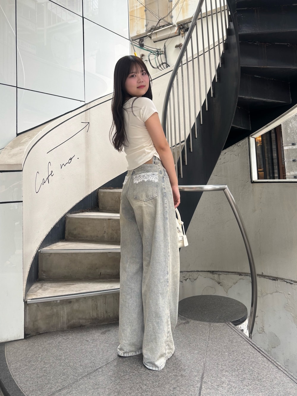 ホワイト系のTシャツ/カットソー、ブルー系のデニムパンツ、レッド系のサンダルを着用したレディースの春コーディネートの2枚目の写真