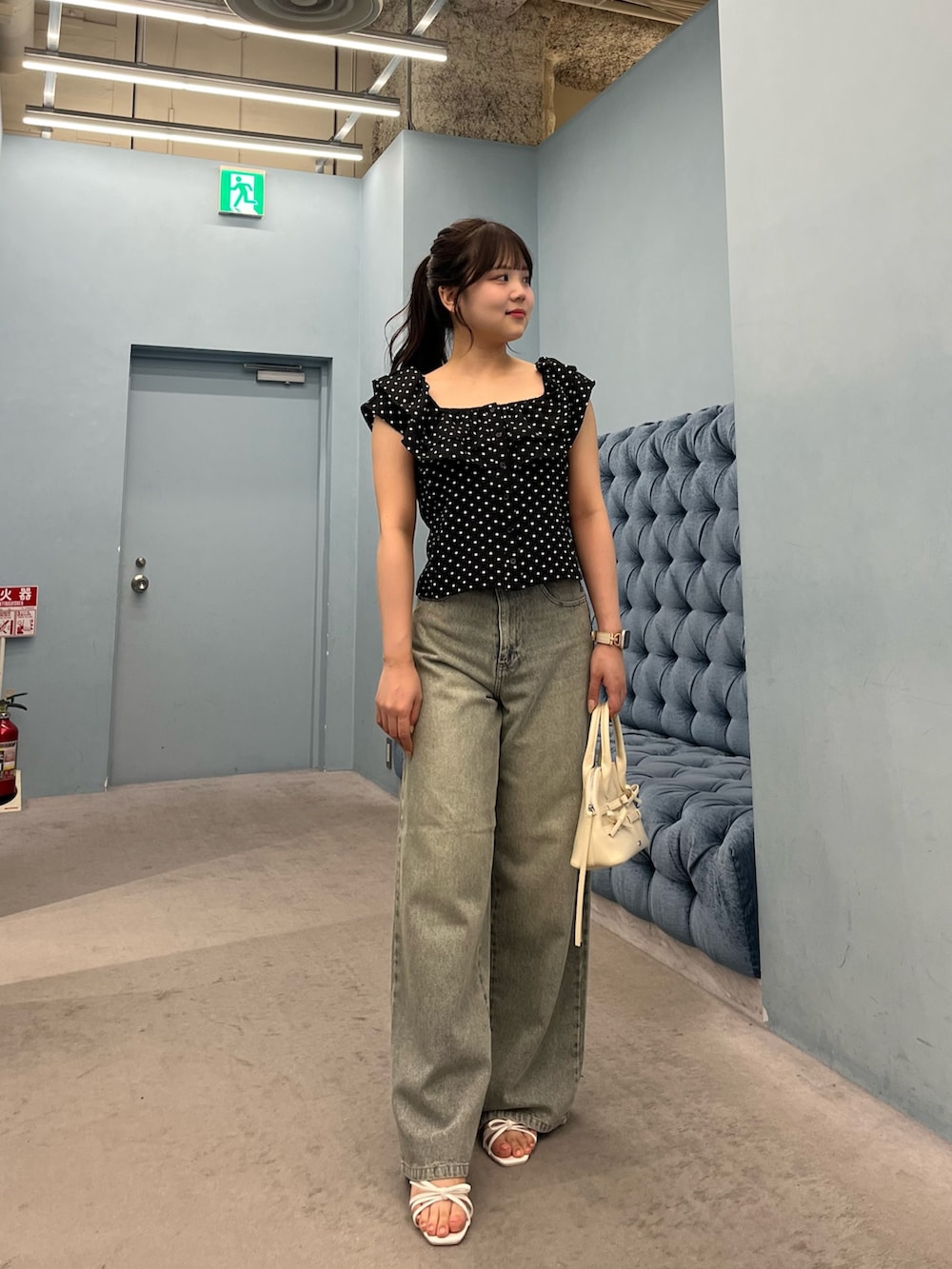 ブラック系のシャツ/ブラウス、ブルー系のデニムパンツ、ホワイト系のサンダルを着用したレディースの夏コーディネートの2枚目の写真